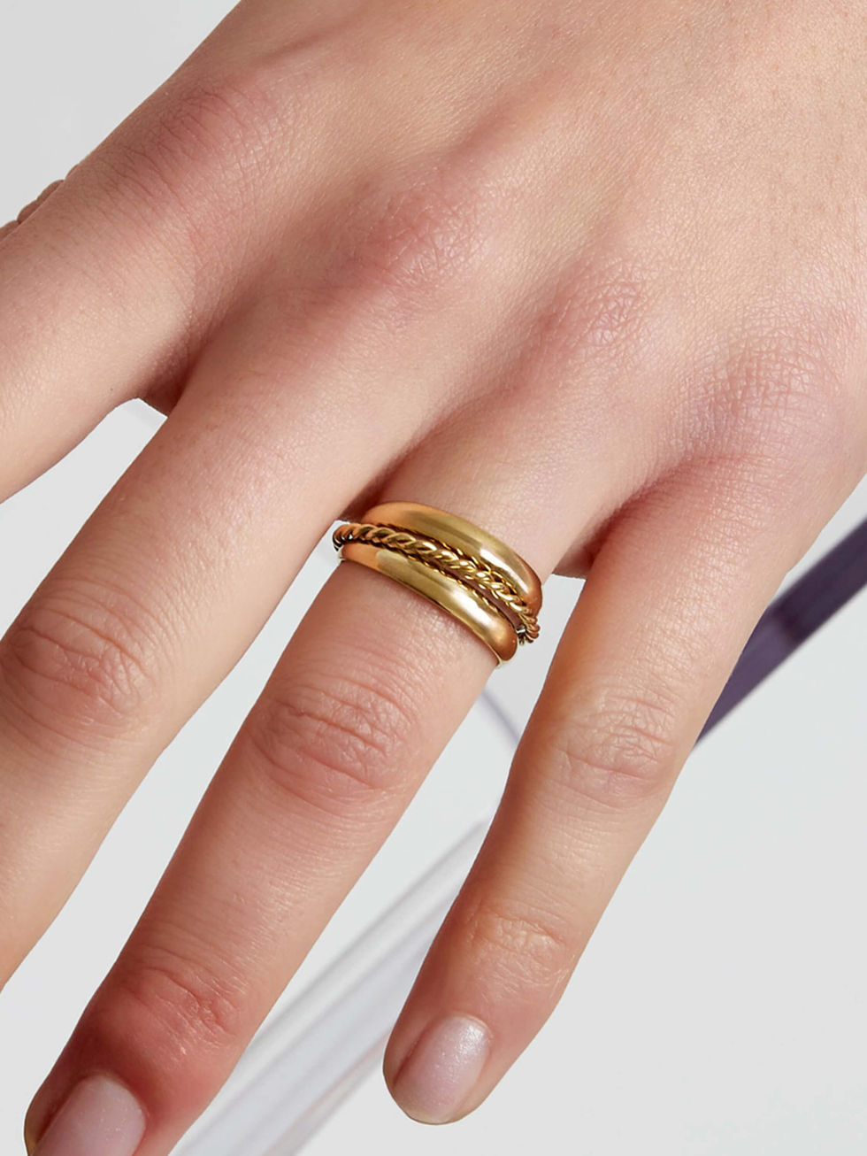 Sabibel Nera Ring am Finger – minimalistischer Stacking-Style aus langlebigem, wasserfestem Edelstahl.