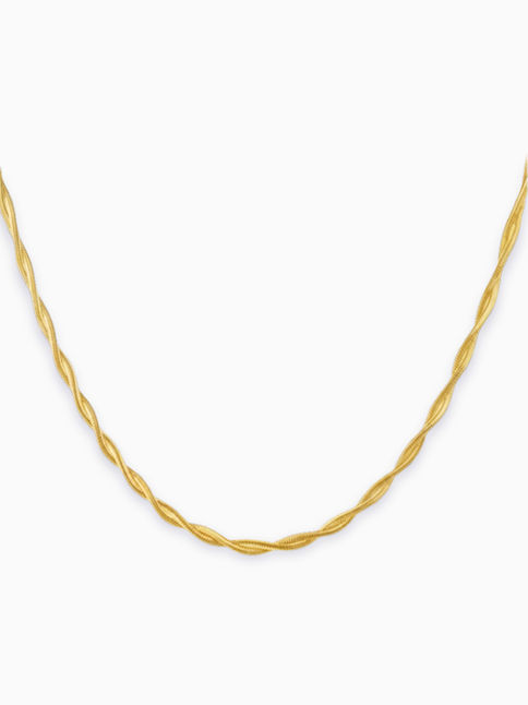 Goldene Medina Halskette aus Edelstahl mit drei ineinander gedrehten, flachen Schlangenketten auf weißem Grund.