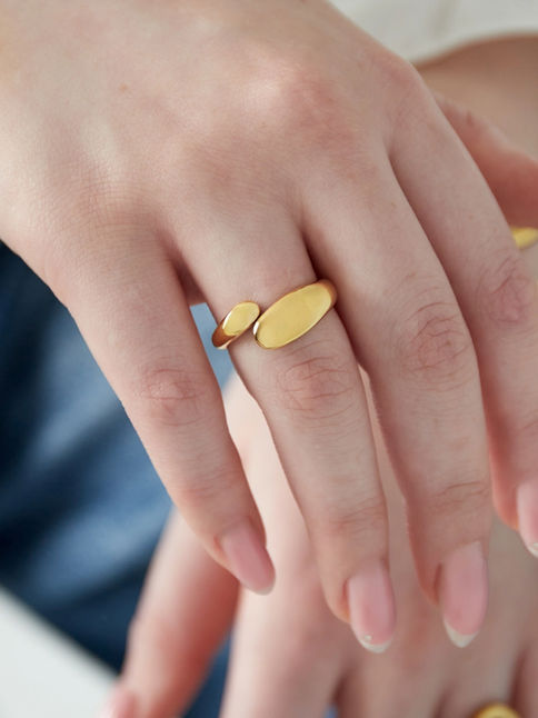Noaris Ring am Finger – Minimalistischer, verstellbarer Goldschmuck aus Edelstahl für einen modernen Look.
