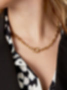 Detailansicht der goldenen Lilou Gliederkette am Hals getragen zu einem Blazer – moderner Industrial-Look in Gold.