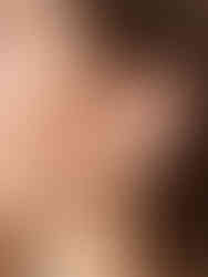 Detailansicht der goldenen Emma Chunky Hoops (Größe S) am Ohr getragen – modernes Statement-Design für jeden Tag.