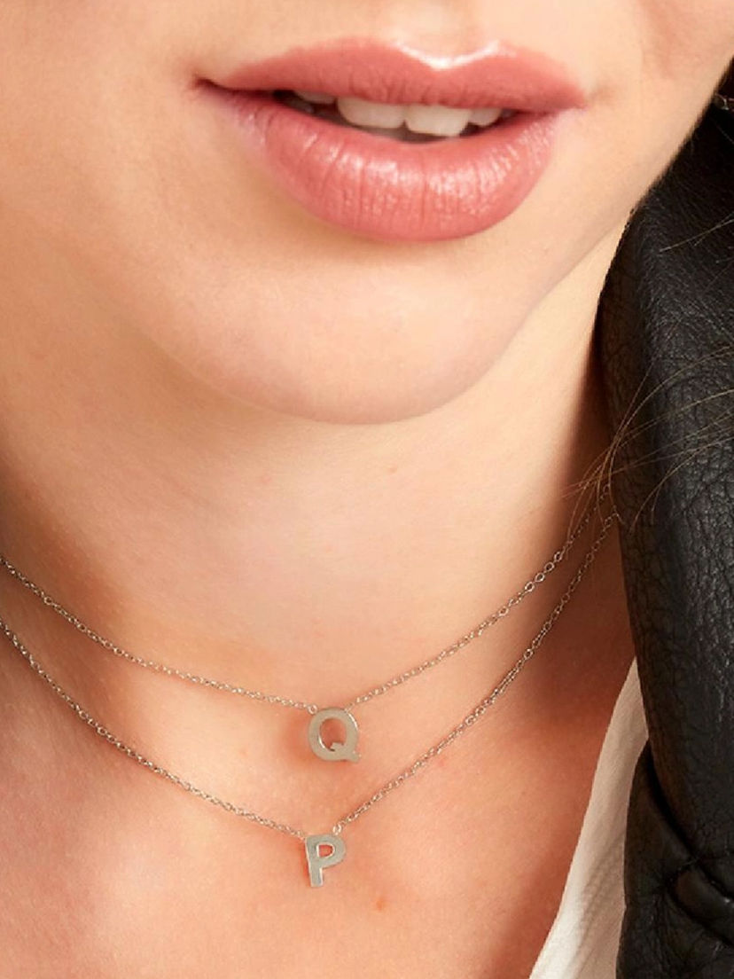 Amirae Kette mit Buchstabe von Modell getragen mit Anhänger aus Edelstahl in Silber von Sabibel
