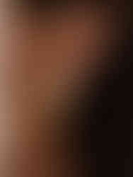 Detailansicht der goldenen Lunara Tropfen-Ohrringe am Ohr getragen – modernes organisches Design in glänzendem Finish.