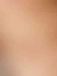 Detailansicht der Monique Layering-Halskette in Gold am Hals getragen – eleganter 3-in-1 Look aus wasserfestem Edelstahl.