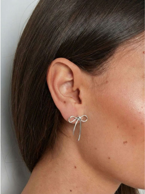Die silberne Variante der Siriela Ohrringe am Ohr – minimalistischer, femininer Edelstahlschmuck für 2026.