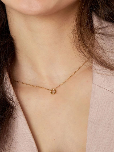 Die Alma Halskette in Gold getragen – Minimalistischer Kreis-Anhänger für einen eleganten Layering-Look.