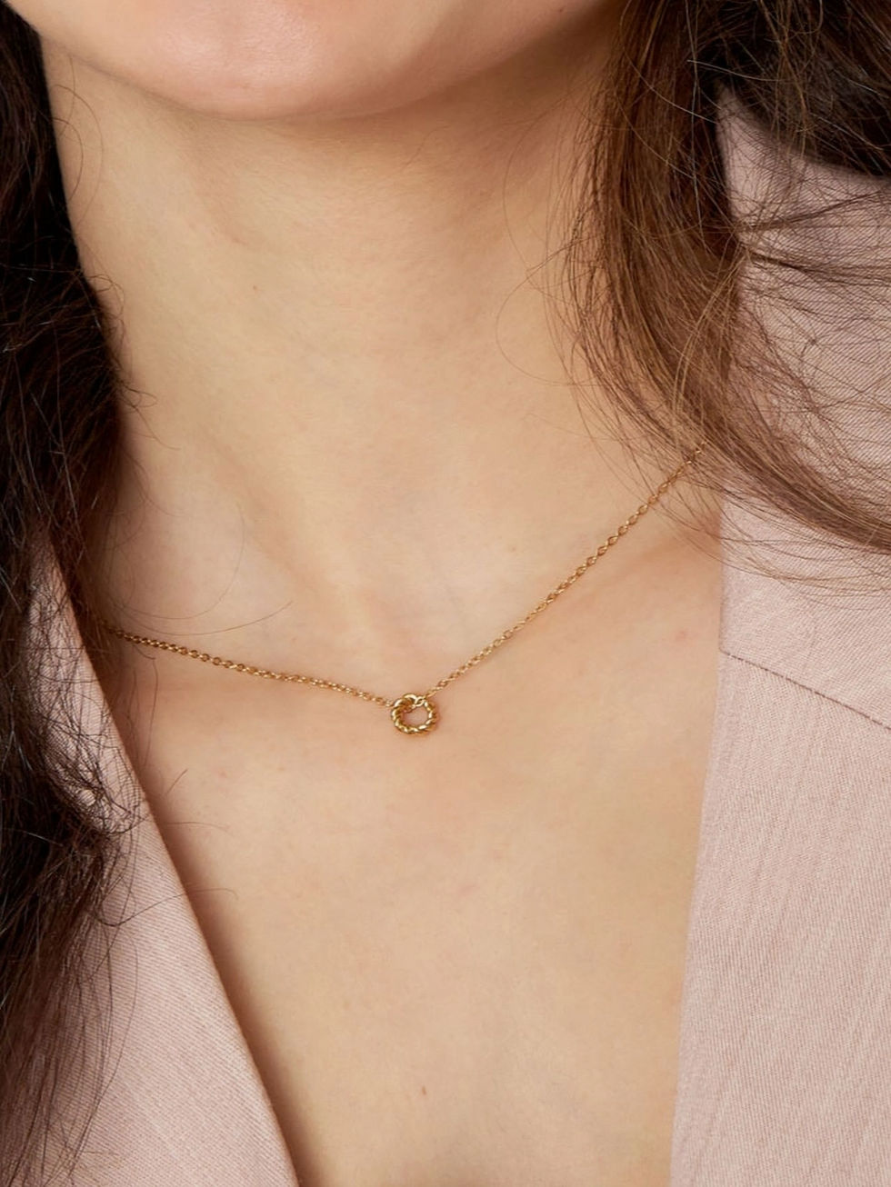 Die Alma Halskette in Gold getragen – Minimalistischer Kreis-Anhänger für einen eleganten Layering-Look.