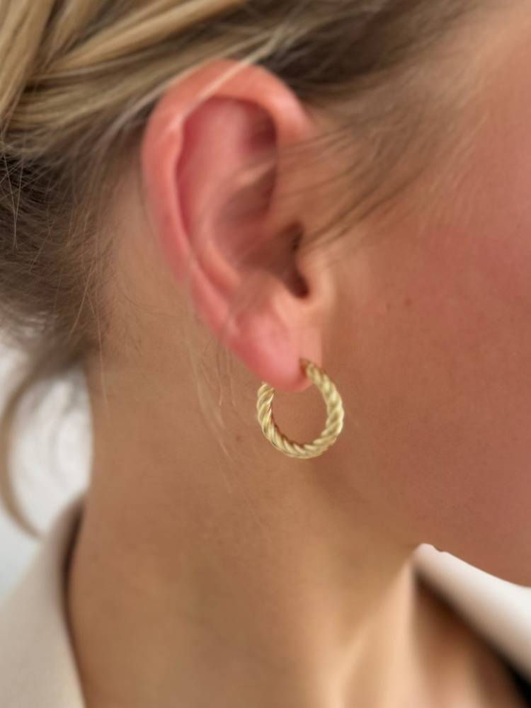 Hanni Hoops vergoldet am Ohr getragen – klassische gedrehte Creolen aus Sterling Silber für jeden Tag.