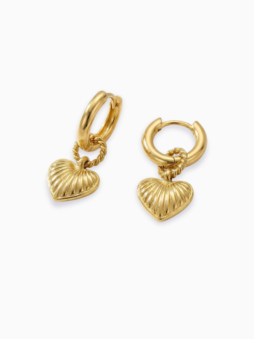 Goldene Calista Herz-Ohrringe aus Edelstahl mit geriffeltem Strahlen-Design und gedrehter Öse auf weißem Hintergrund.