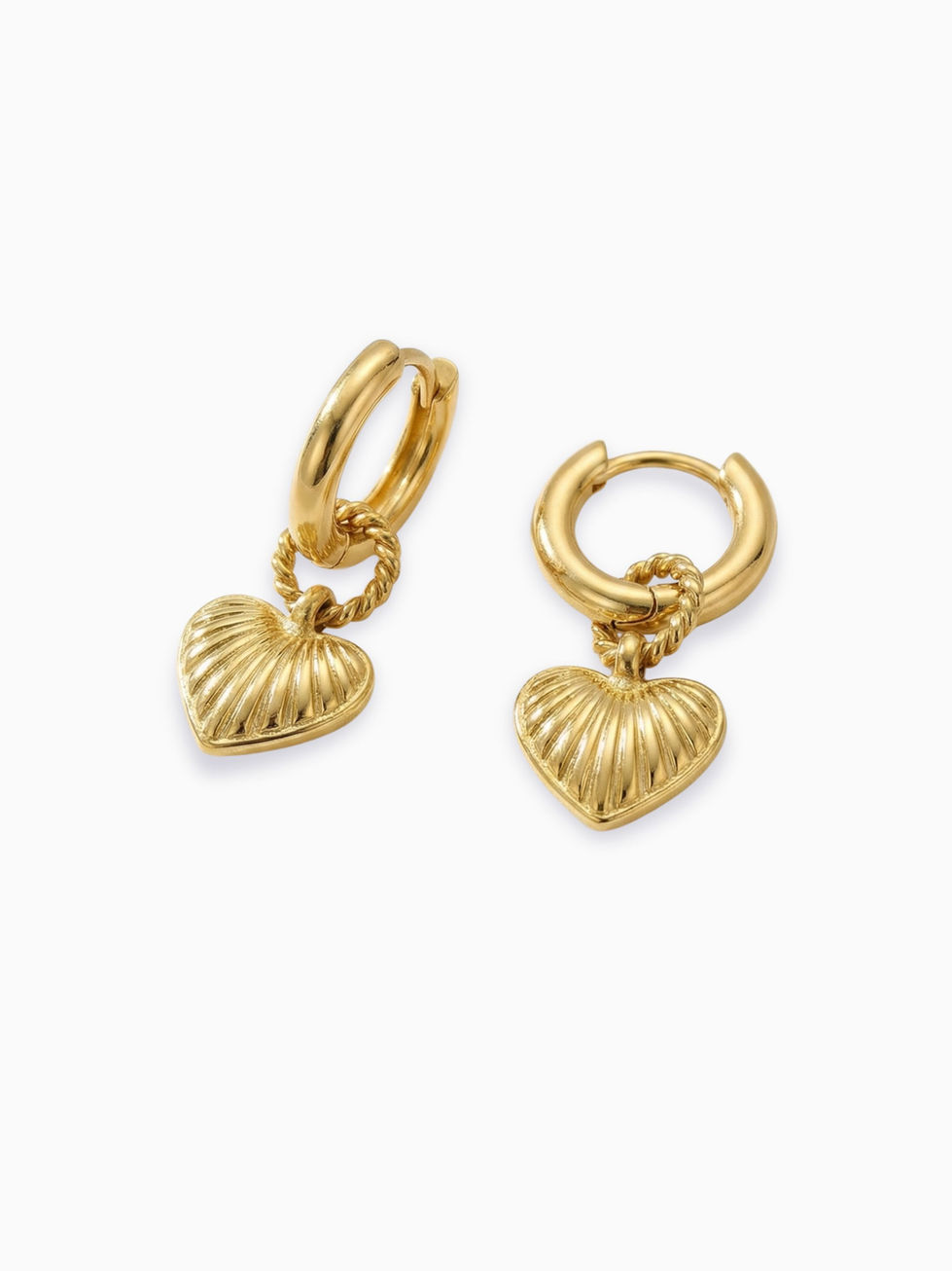 Goldene Calista Herz-Ohrringe aus Edelstahl mit geriffeltem Strahlen-Design und gedrehter Öse auf weißem Hintergrund.