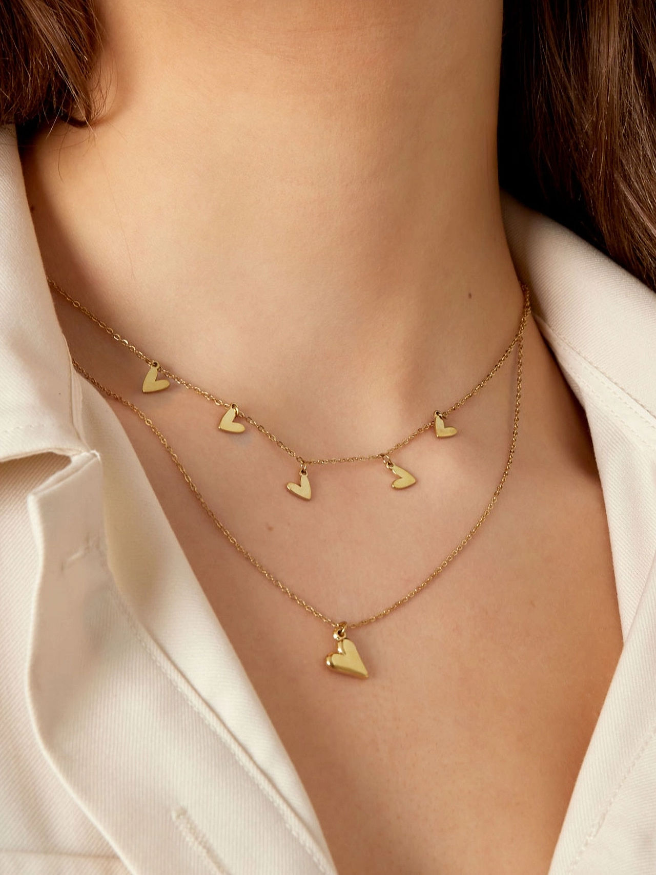 Goldene Herz-Ketten am Hals von Model, Herbstblues? Nicht mit uns! SABIBEL Schmuck.
