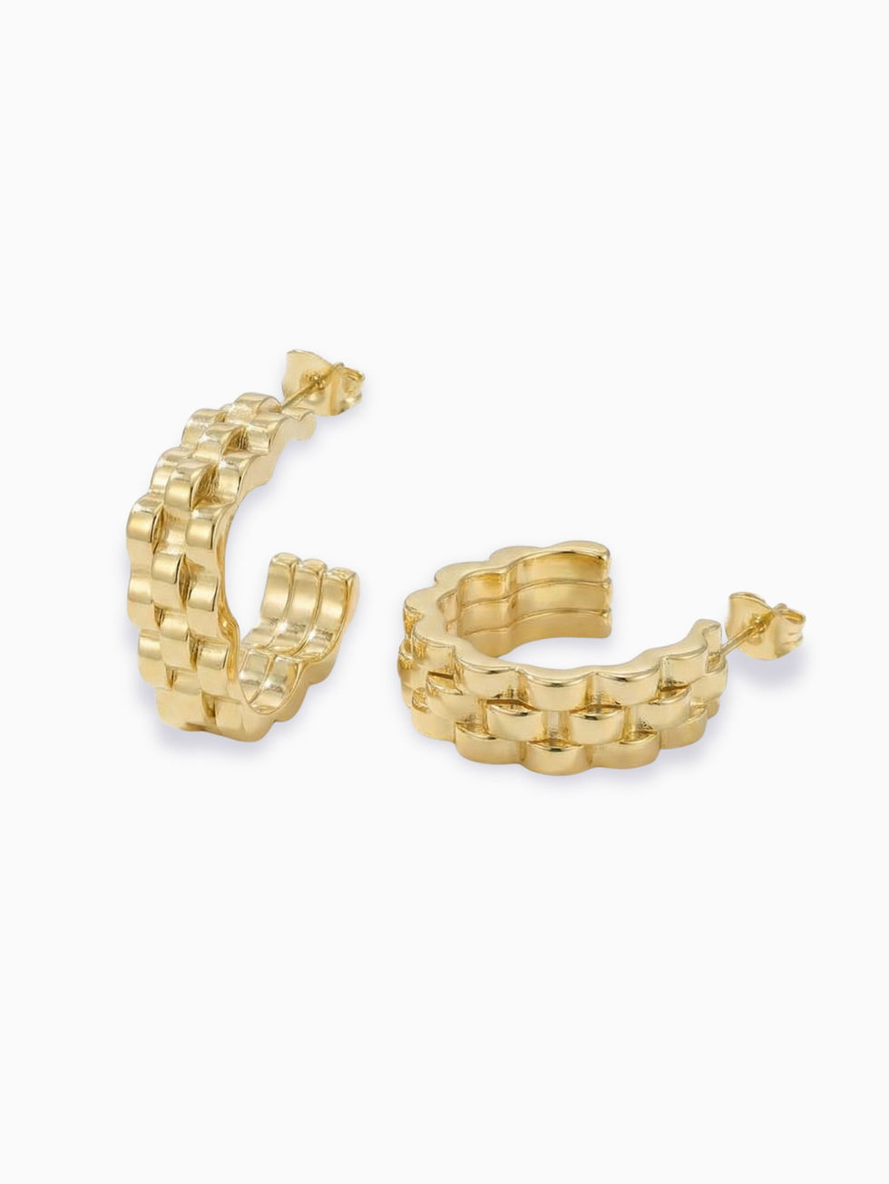 Sabibel Cariel Bold Creolen: Goldene Edelstahl-Ohrringe im Glieder-Design auf weißem Grund.