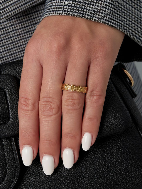 Flor Ring am Finger – Zarter, verstellbarer Blumenring aus wasserfestem Edelstahl in Gold für Damen.