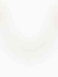 Goldene Flutrella Halskette mit Schmetterlings-Anhängern am Hals getragen – eleganter Look.