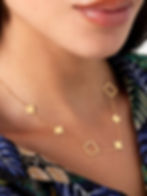 Elara Klee Halskette aus Edelstahl in Gold getragen am Hals mit filigranem Anhänger von Sabibel
