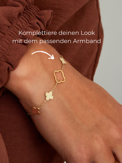 Elara Klee Halskette aus Edelstahl in Gold getragen Bild 2 mit filigranem Anhänger von Sabibel