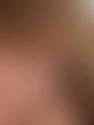 Die silberne Variante der Eldoria Ohrringe am Ohr – moderner, skulpturaler Schmuck für stilbewusste Looks.