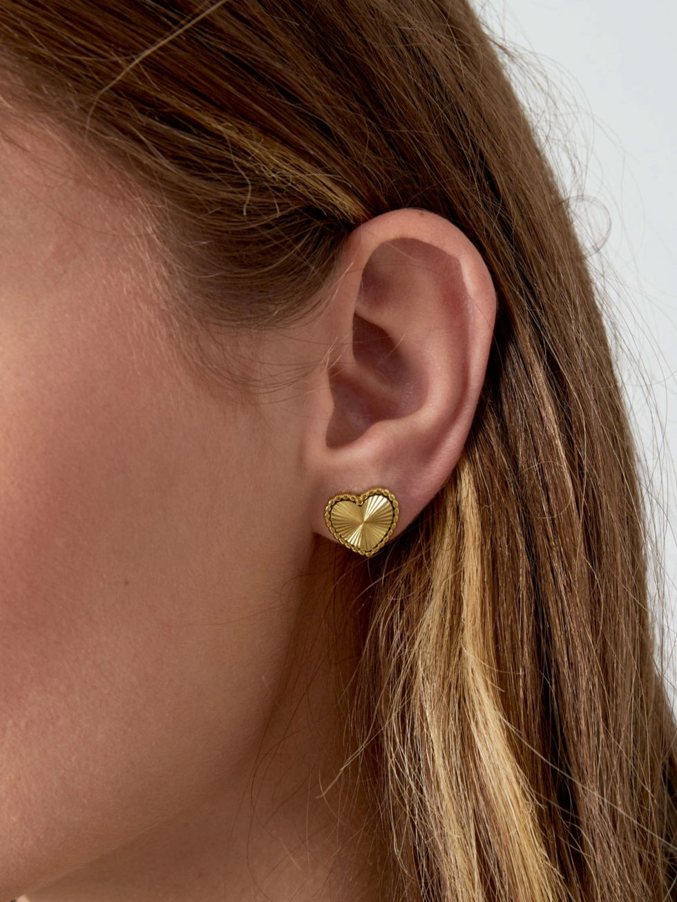 Detailansicht der Eridania Herz-Ohrringe am Ohr getragen – elegantes Vintage-Design für moderne Looks.