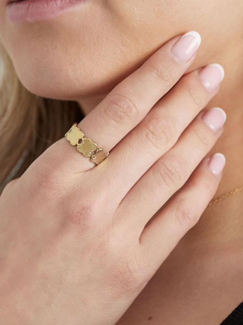 Mirael Ring am Finger – Verstellbarer Glücksbringer-Ring aus wasserfestem Edelstahl in Gold für Damen.