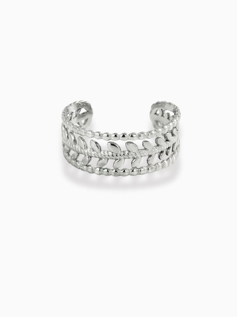 Veyla Ring Silber aus Edelstahl – Filigranes Blatt-Design mit PVD-Beschichtung auf weißem Hintergrund.