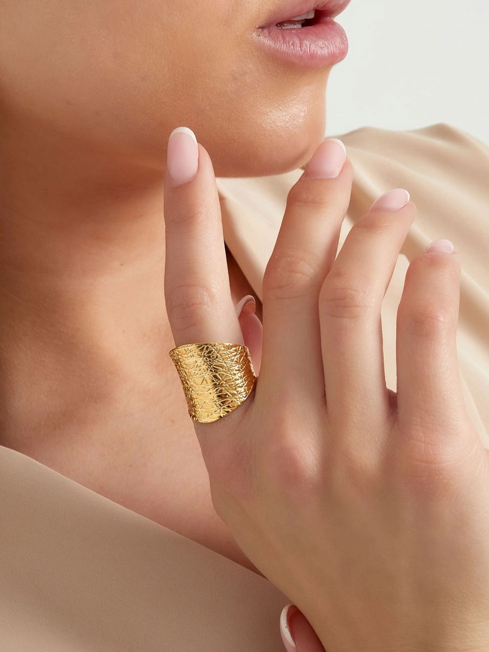 Eirendel Ring am Finger – Hochwertiger, verstellbarer Statement-Ring in Gold aus wasserfestem Edelstahl.