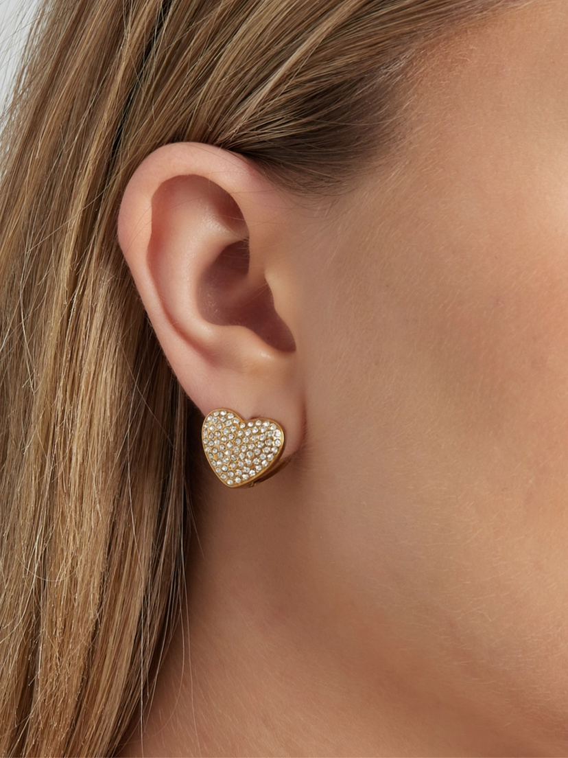 Detailansicht der goldenen Sofia Ohrringe am Ohr getragen – die funkelnde Seite für elegante Looks.