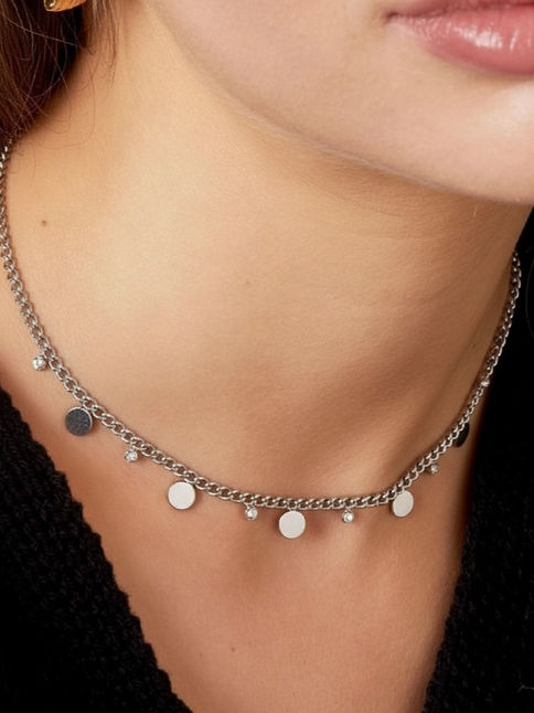 Detailansicht der silbernen Lyvanna Halskette am Dekolleté – Filigraner Coin-Schmuck für einen modernen Alltags-Look.