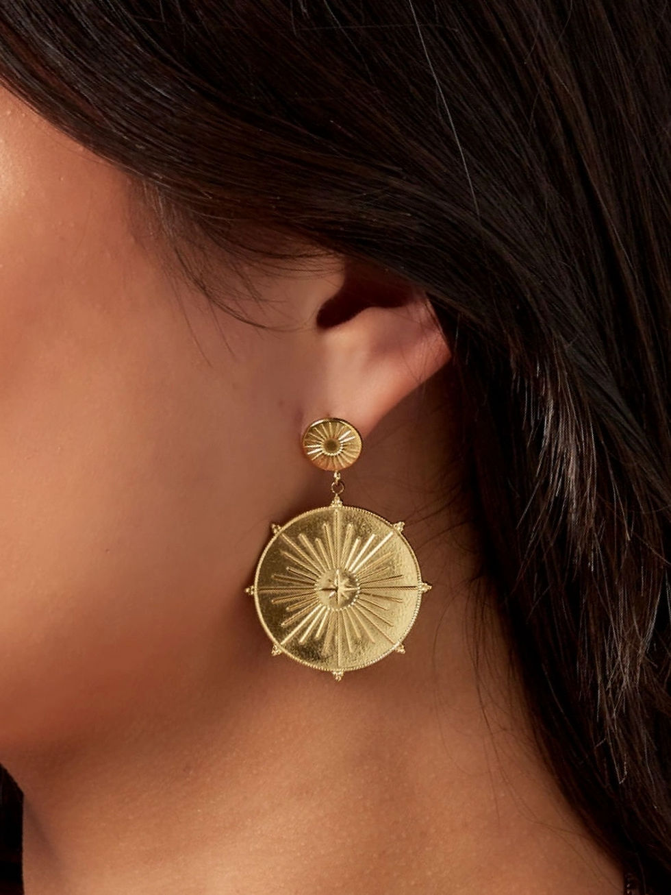 Detailansicht der goldenen Rosalyn Ohrringe am Ohr getragen – elegantes, großformatiges Celestial-Design für ausdrucksstarke