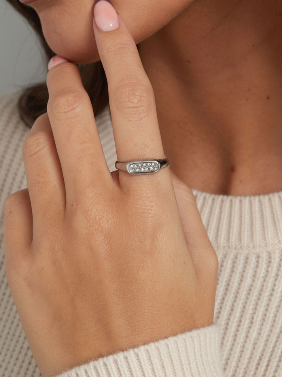 Chiara Strassring in Silber am Finger – minimalistischer Statement-Schmuck aus Edelstahl für besondere Momente.