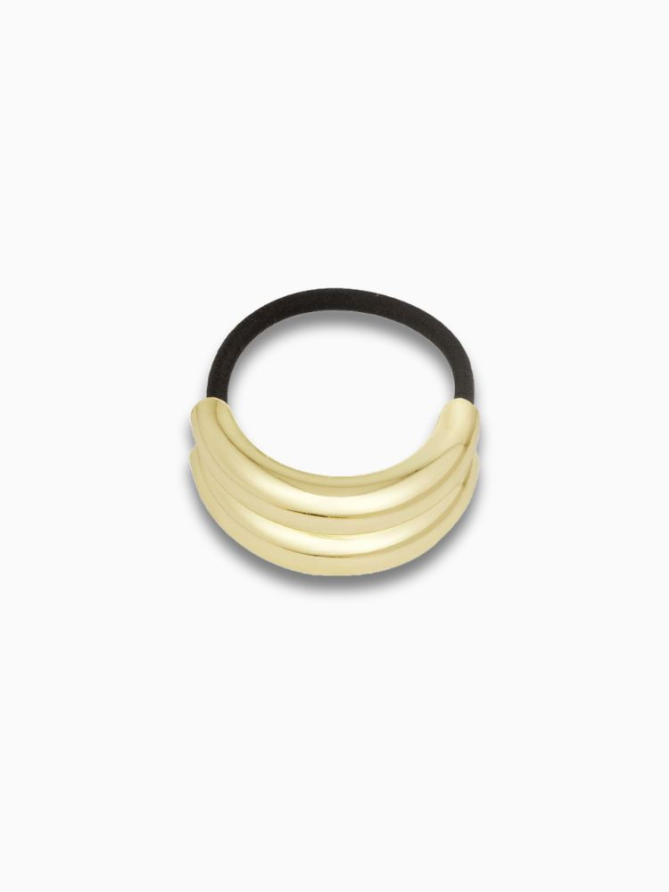 Nahaufnahme der Azira Hair Cuffs mit glatter Oberfläche in Gold