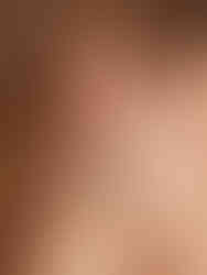 Detailansicht der silbernen Mona Ohrringe am Ohr getragen – modernes Croissant-Design für elegante Looks.