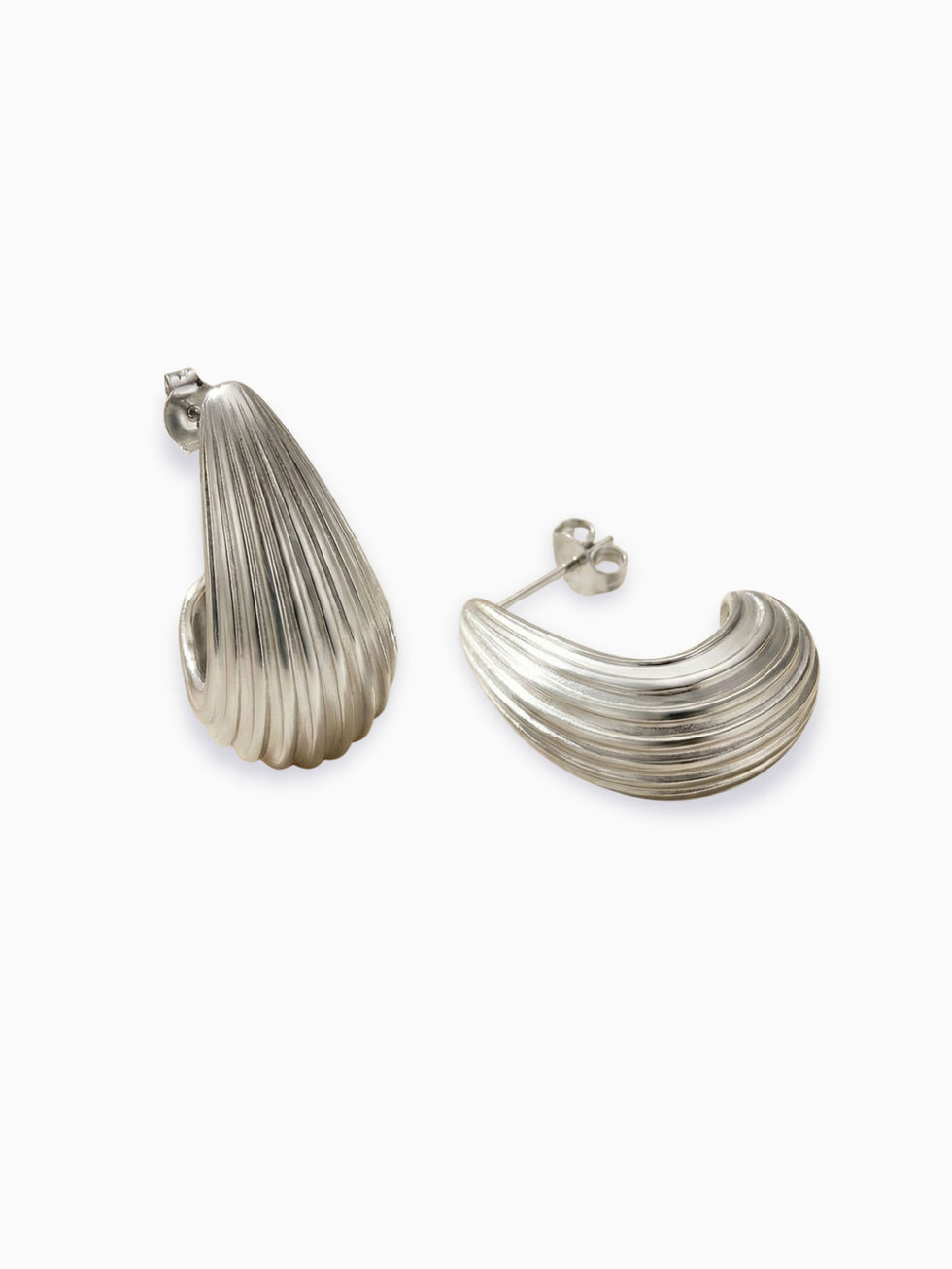 Silberne Eldoria Ohrringe aus Edelstahl – strukturierte Statement-Drops in kühlem Hochglanz-Finish.