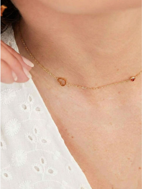 Detailaufnahme der Ismara Herz-Kette mit einem rötlichen Zirkon-Stein am Hals – personalisierter Edelstahlschmuck.