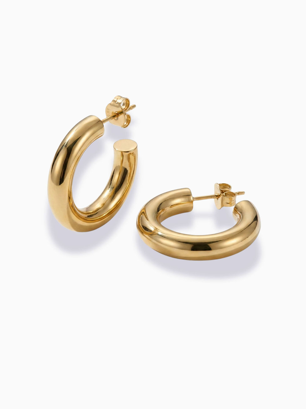 Sabibel Lia Creolen Gold: Polierte 925 Sterling-Silber Ohrringe mit 18K Vergoldung auf weißem Hintergrund.