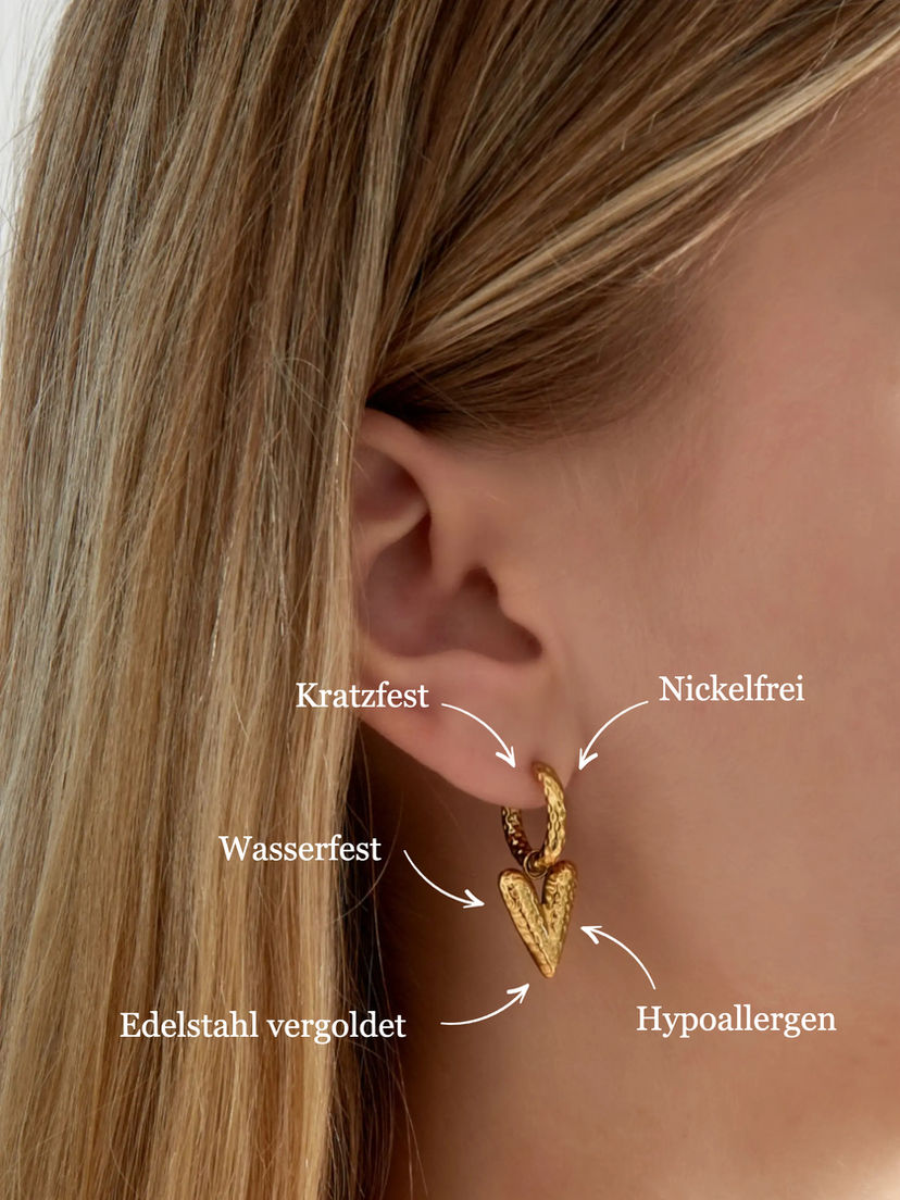 Bella Herz-Ohrringe Gold mit Merkmalen: Wasserfest, Kratzfest, Nickelfrei und Hypoallergen.