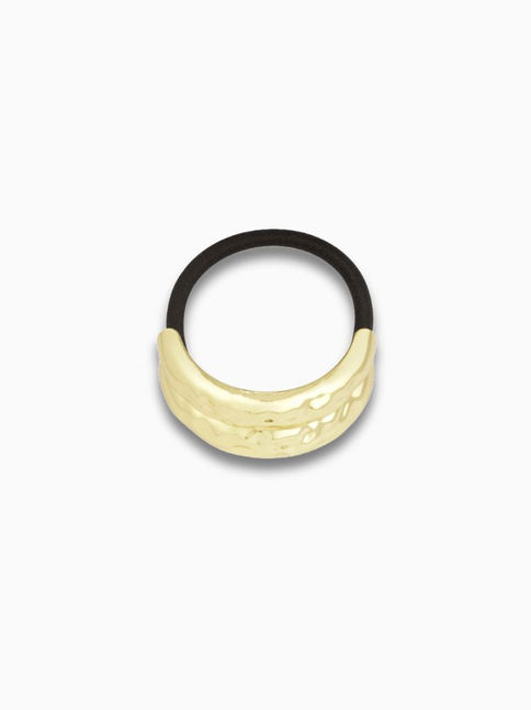 Nahaufnahme des Celora Hair Cuffs mit strukturierter Oberfläche in Gold