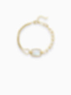 Goldenes Matilda Armband aus Edelstahl mit Perlmutt-Inlay und asymmetrischem Glieder-Design auf weißem Grund.