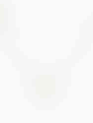 Goldene Zailyn Halskette aus Edelstahl mit Satellitenkette und Hand-Anhänger inklusive rotem Schmuckstein auf weißem Grund.