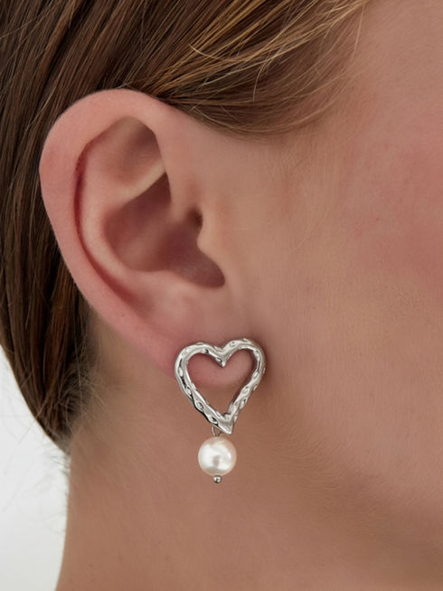Modell trägt silberne Bela Ohrstecker mit Perle