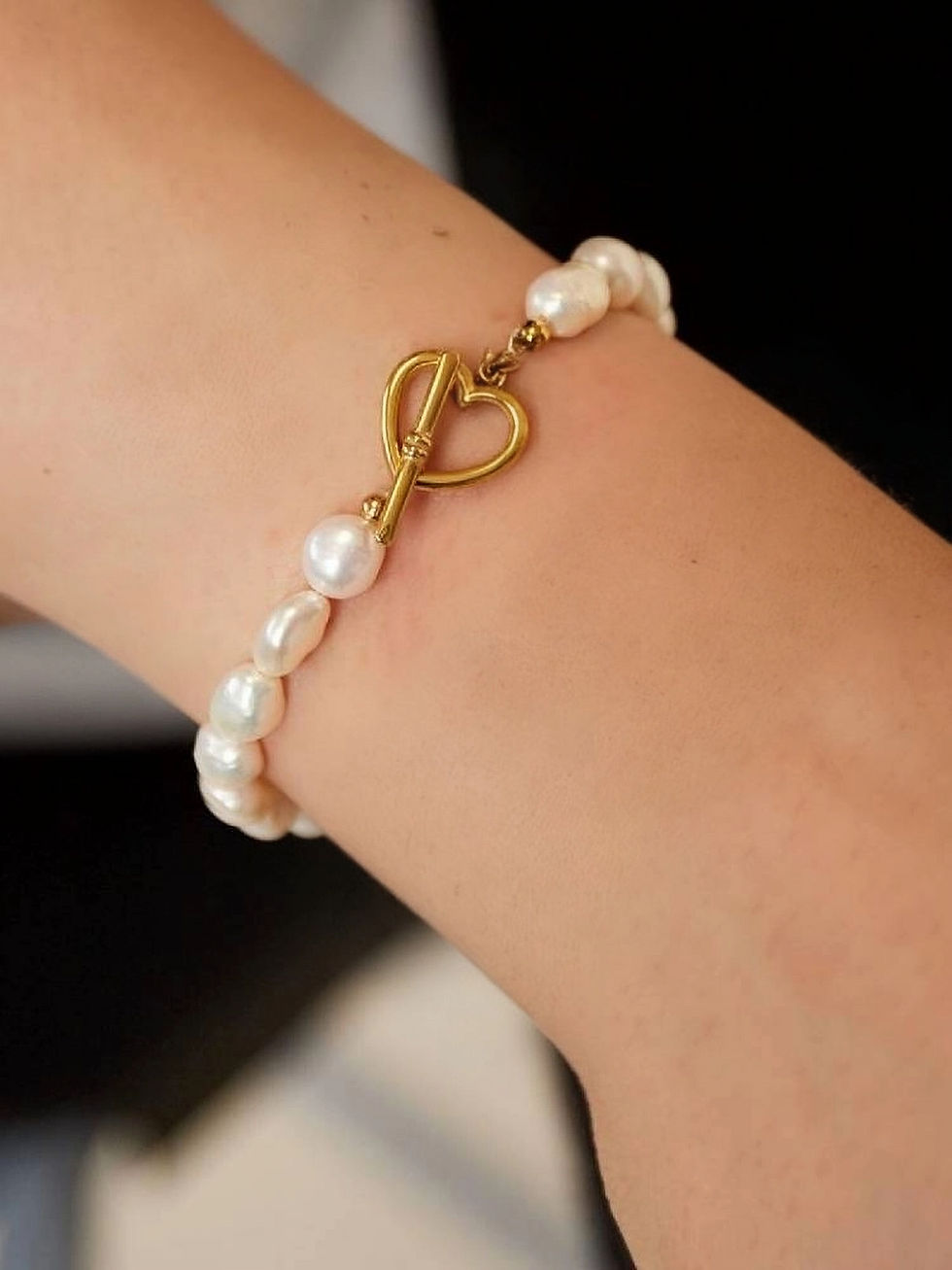 Beatrice Feines Perlenarmband aus Edelstahl in Gold in Nahaufnahme