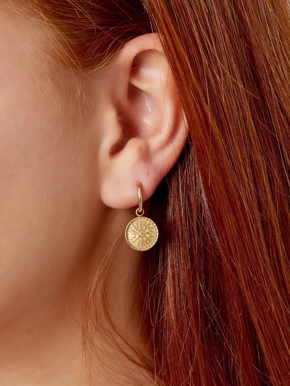 Nahaufnahme der Elowen Münz Ohrringe in Gold