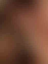 Detailansicht der Camille Herz Ohrringe am Ohr getragen – luxuriöses Statement mit Strahlen-Struktur und Bi-Color-Finish.