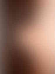 etailansicht der silbernen Oriella Ohrringe am Ohr getragen – elegantes, strukturiertes Wellen-Design für moderne Looks.