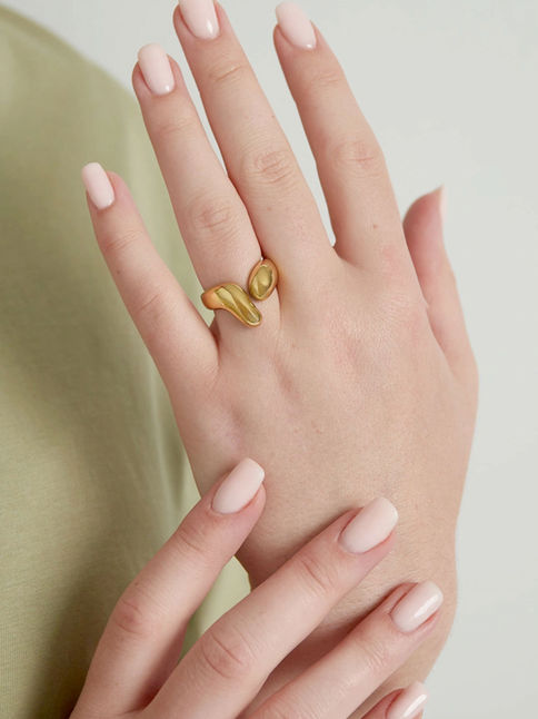 Valoria Ring am Finger – Moderner, verstellbarer Statement-Ring in Gold aus wasserfestem Edelstahl für Damen.