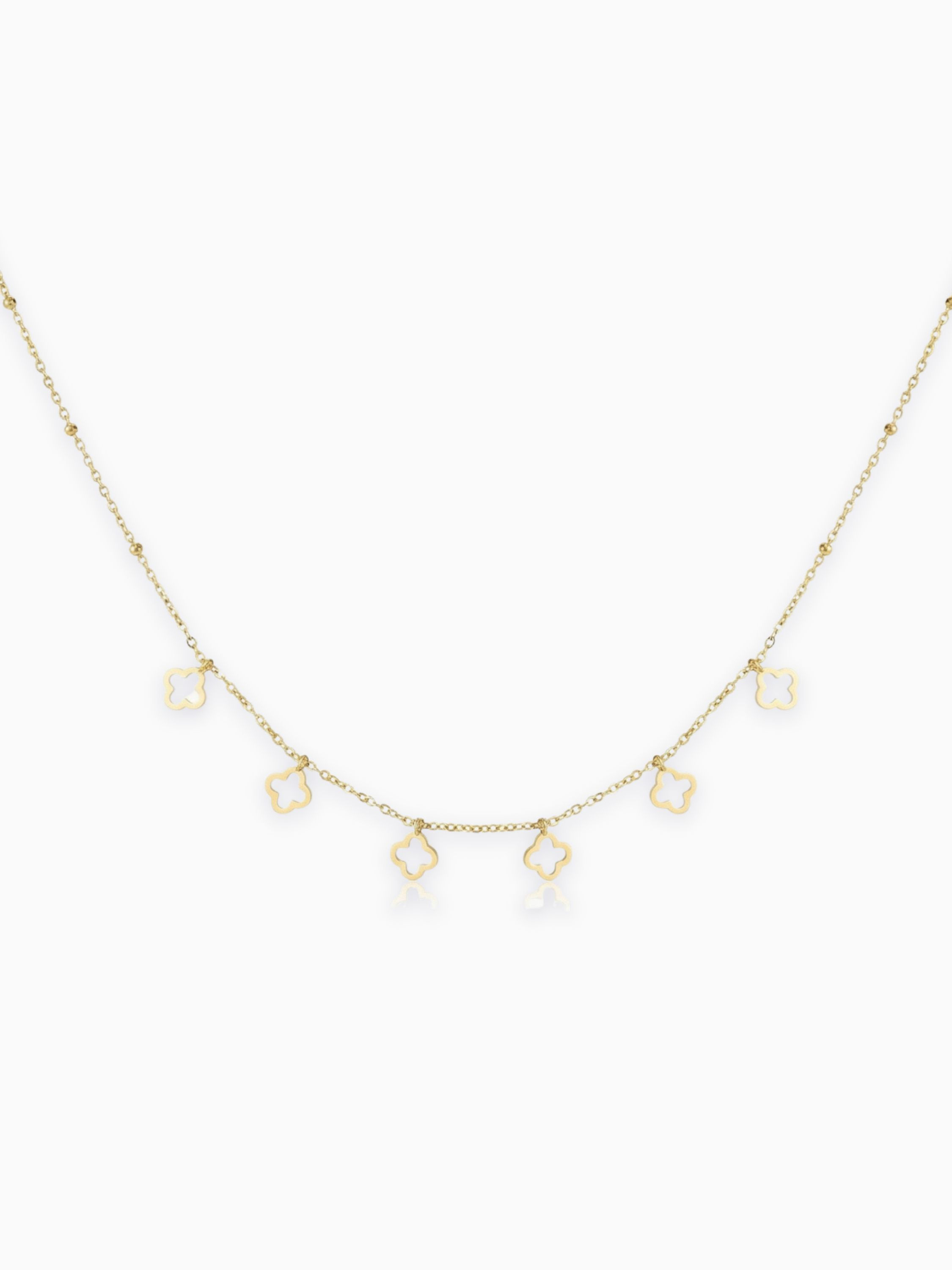 Goldene Mystara Halskette aus Edelstahl mit Satellitenkette und fünf filigranen Kleeblatt-Anhängern auf weißem Grund.