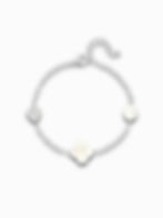 Silberarmband mit Herz- und Kreisanhänger sowie perlmuttfarbenem Blütenanhänger auf weißem Hintergrund. Elegant und modern.