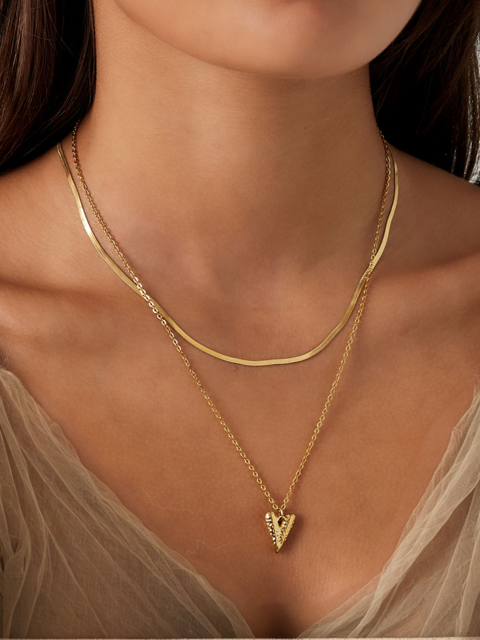 Bella Layering-Halskette in Gold getragen – Elegantes Duo aus Snake Chain und Herz-Kette.