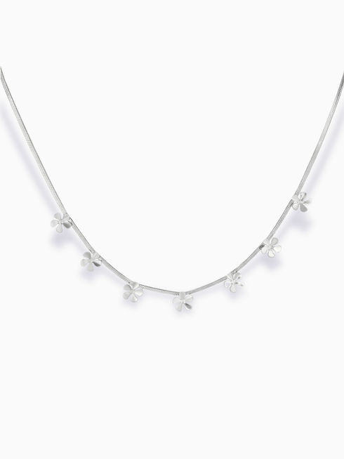 Silberne Merisa Halskette aus Edelstahl – geschmeidiges Snake Chain Design mit zarten Blumen-Charms.