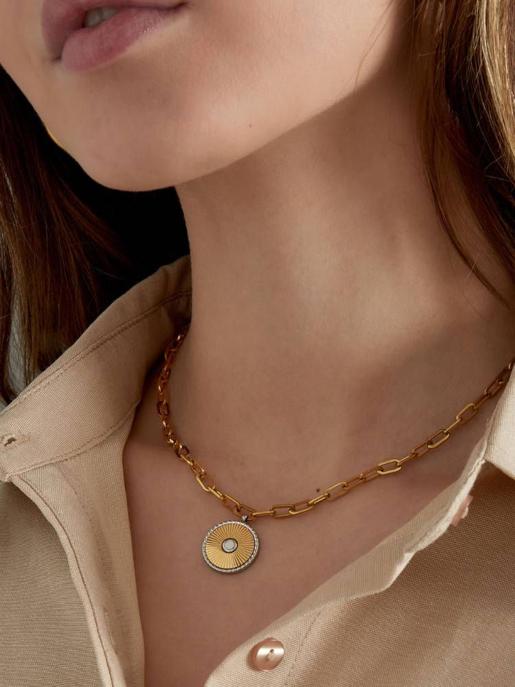 Model trägt die goldene Sutton Halskette – Ein minimalistisches Statement für den modernen Alltags-Look.