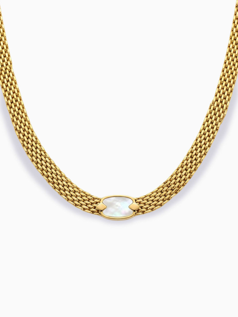Breites goldenes Lola Mesh-Collier aus Edelstahl mit ovalem Perlmutt-Anhänger auf weißem Grund.